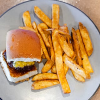 Kids Cheeseburger with side